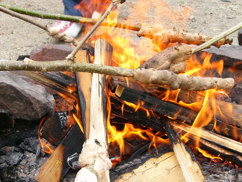 Zicht op kampvuur tijdens kindervakantie