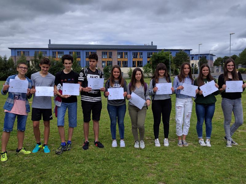 Leerlingen met diploma in het gras tijdens taalreis Engels