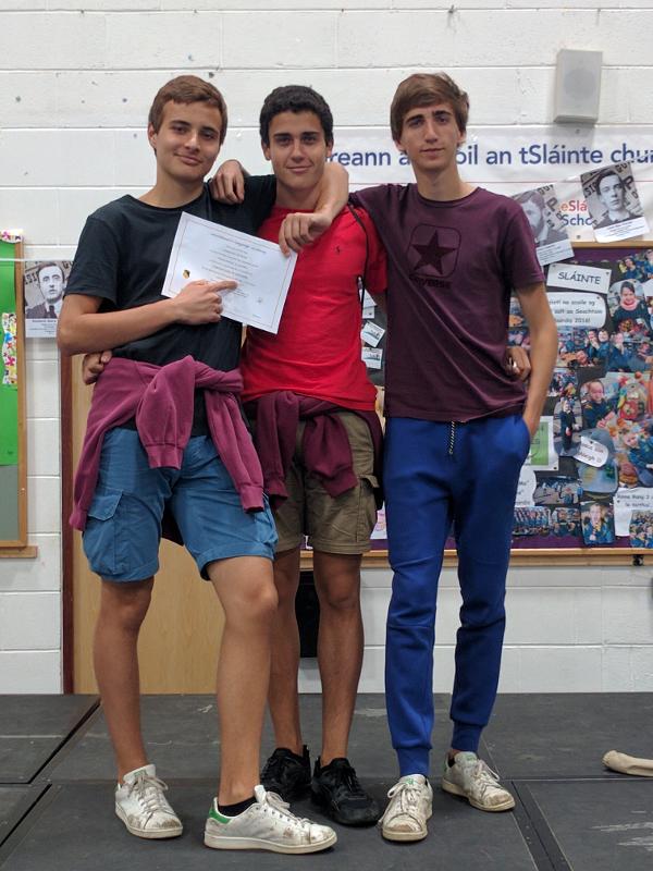 Jongens met diploma tijdens taalreis Engels