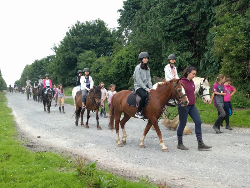 Paardrijden in het bos tijdens taalreis Engels