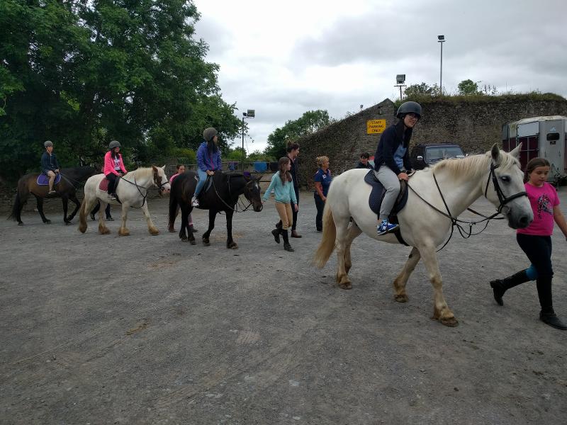 Deelnemers op paarden tijdens taalreis Engels