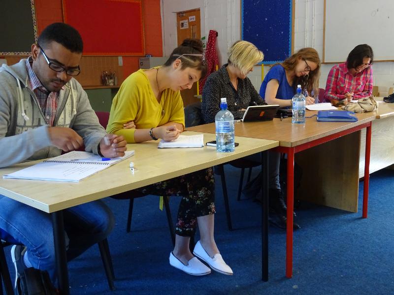 Examen maken in lokaal tijdens taalreis Engels