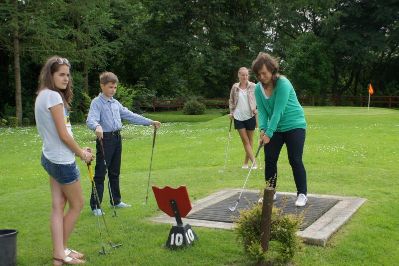 Golfen in het gras tijdens taalreis Engels
