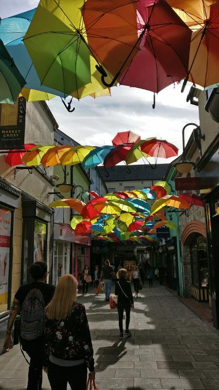 Met de groepsreis Ierland de gekleurde parasol straat bezoeken in Dublin