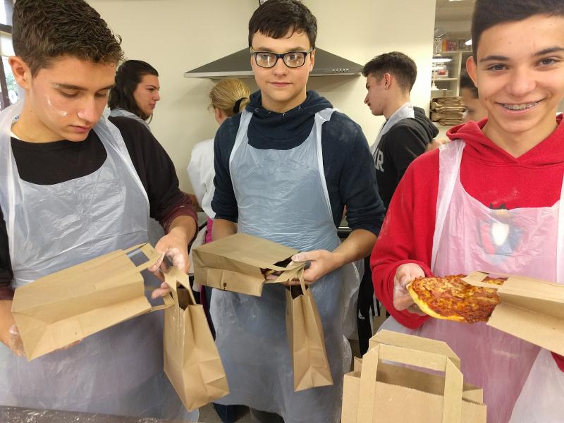 Deelnemers die koken en eten tijdens taalreis Engels