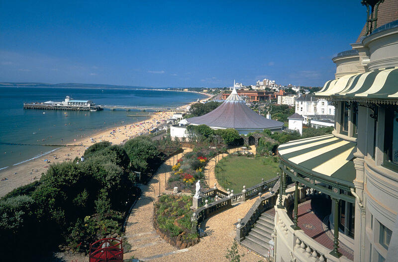 Uitzicht op strand en pier van Bournemouth op vakantiekamp