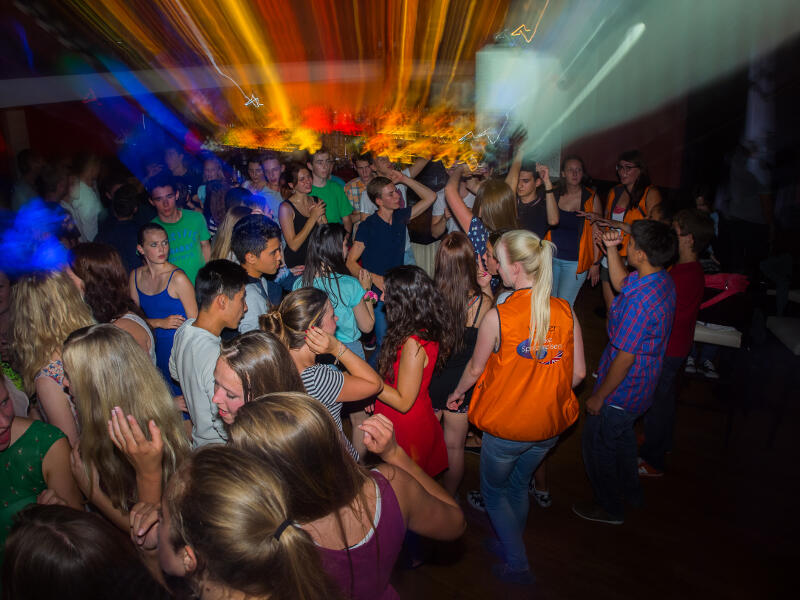 Jongeren feesten op vakantiekamp