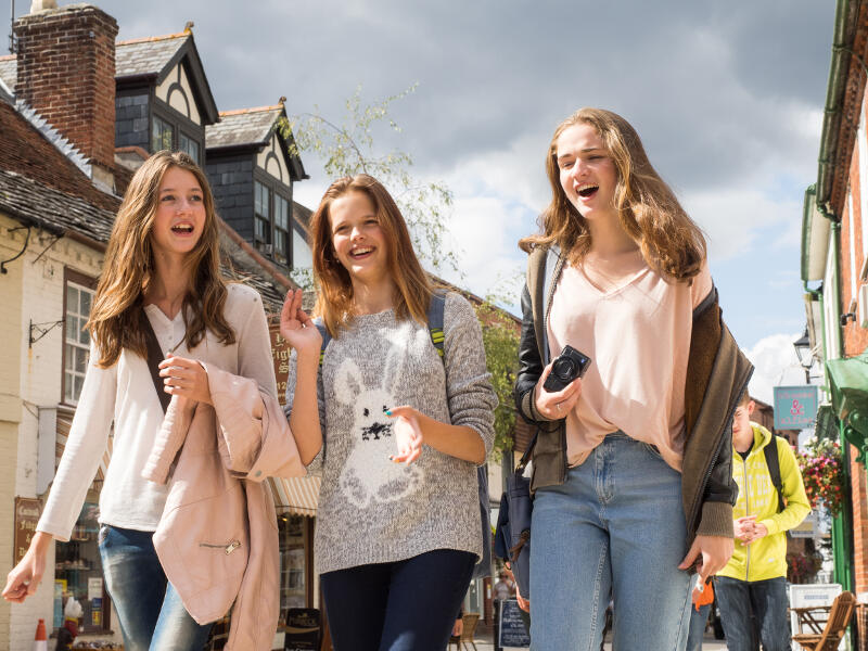 Groepje meisjes wandelt door de straten op kinderkamp