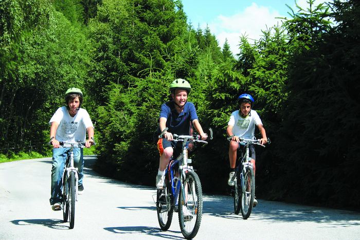 Jongeren zijn aan het fietsen op jongerenreis Zweden
