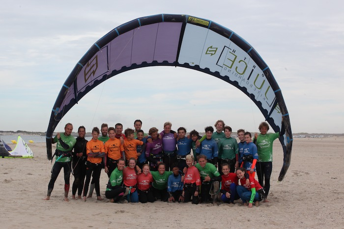 Groepsfoto op kitesurfkamp Nederland