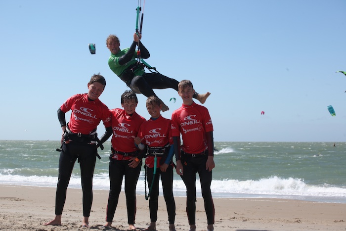 Jongens poseren met monitor voor de foto op kitesurfkamp Nederland