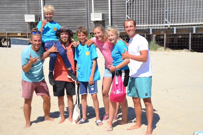 Groepje jongeren poseert voor de foto op kitesurf kamp Nederland