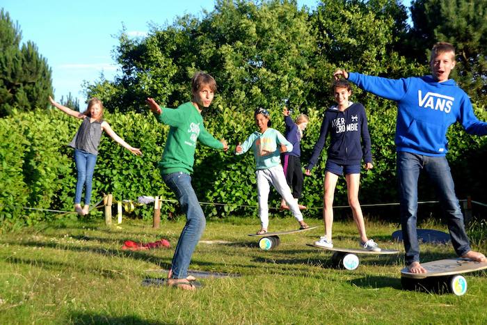 Kinderen oefenen hun evenwicht op kitesurf kamp Nederland