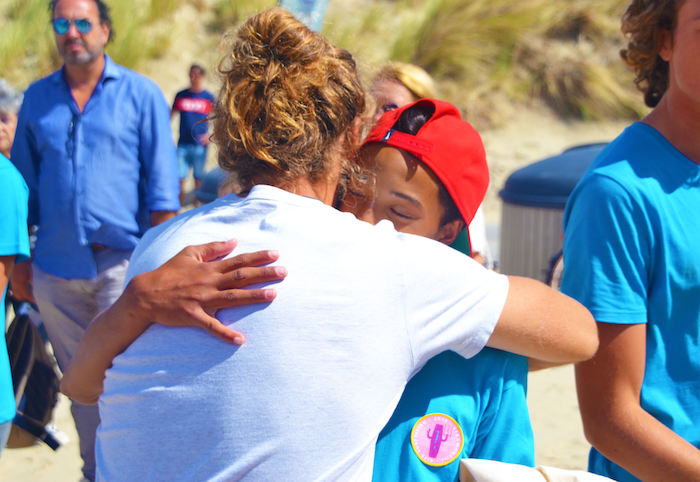 Jongen neemt afscheid van monitor op kitesurf kamp Nederland