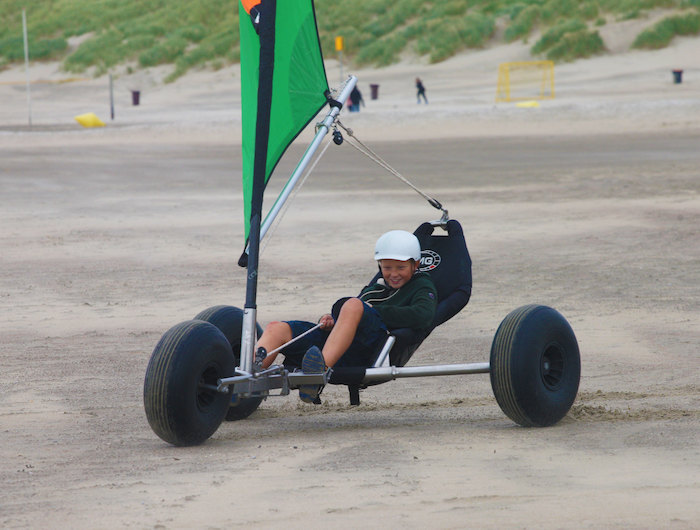 Jongentje blokart op het strand op kitesurfkamp Nederland