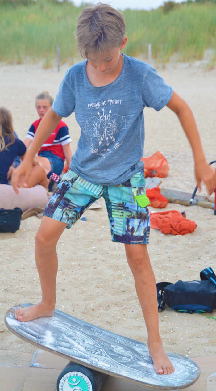 Jongentje oefent zijn evenwicht op kitesurfkamp Nederland