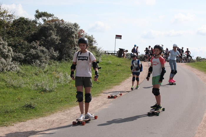 Kinderen skateboarden tijdens watersportkamp Nederland