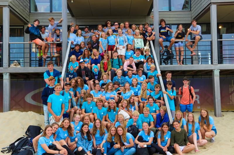 Met alle deelnemers en begeleiders van surfkamp Nederland 13 jaar op de groepsfoto