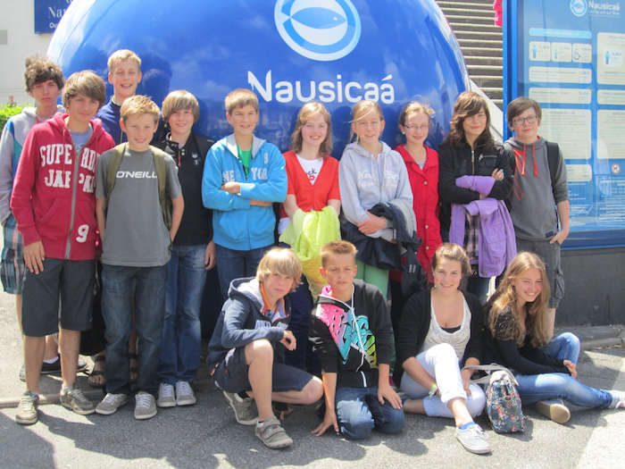 Deelnemers taalkamp Frans lachen poserend naar de camera.
