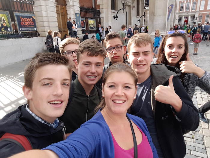 Tieners maken selfie op zomerkamp in het buitenland.