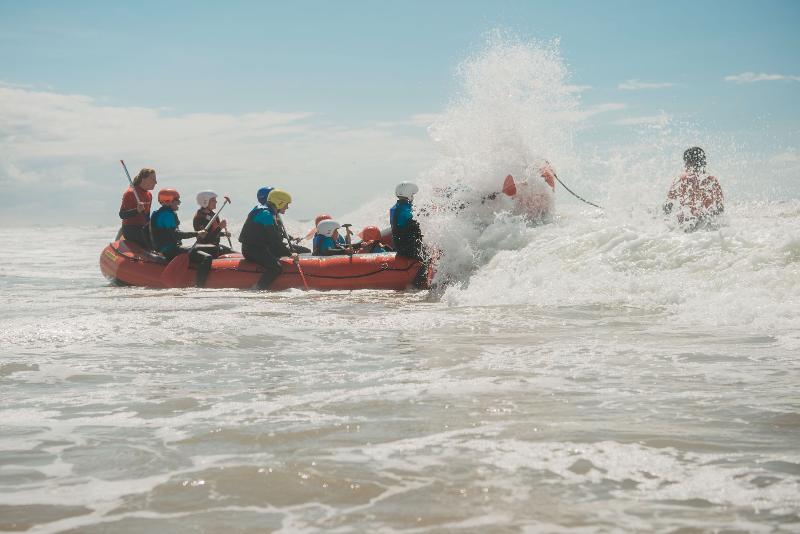 Raften op de raftboot op watersport vakantie