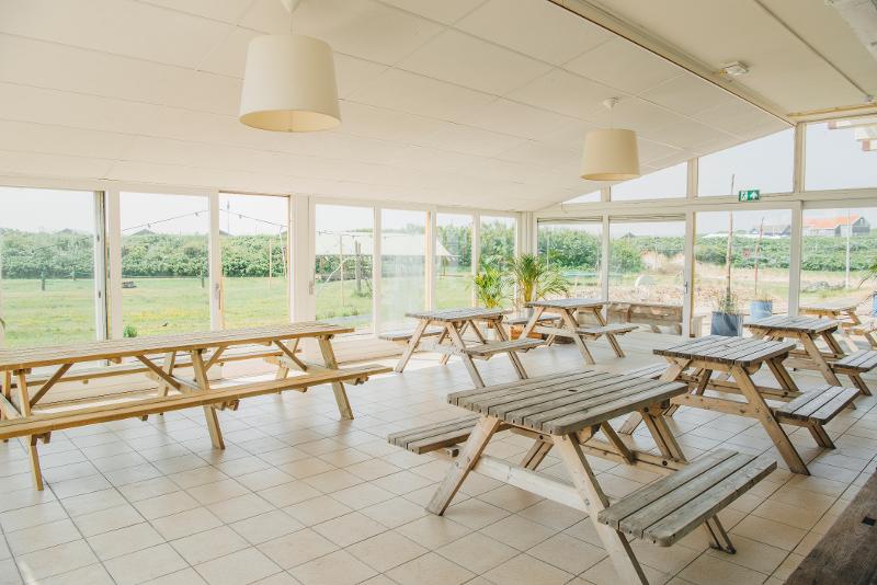 Eettafels op watersport vakantie