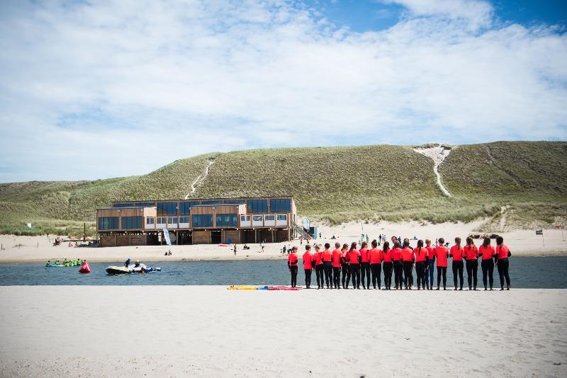 Met z'm allen op een rijtje op watersport vakantie