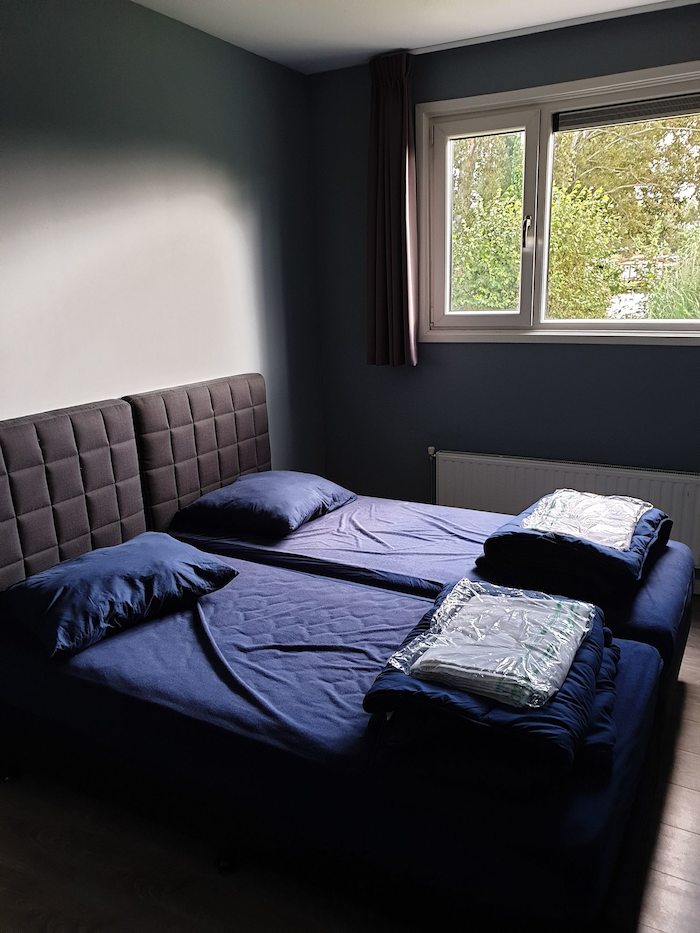 foto van een tweepersoonsbed in de accommodatie op watersport kamp in zuid-holland