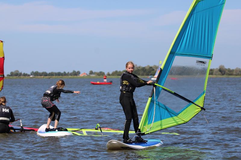 leer windsurfen tijdens een surfkamp nederland 14 jaar