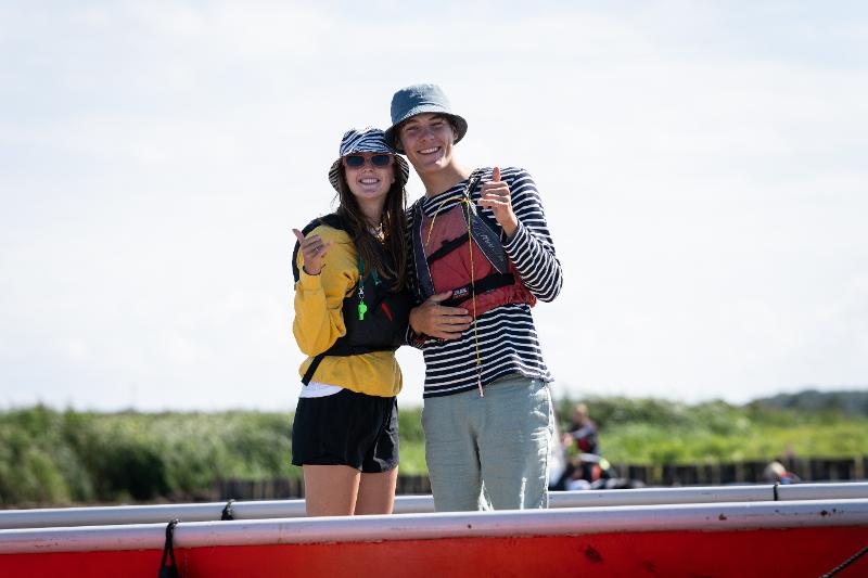 Twee vrienden samen op het water tijdens een surfkamp Nederland 14 jaar
