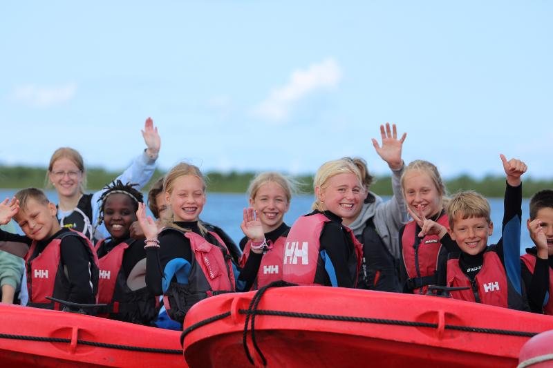 Een groep tieners tijdens een surfkamp Nederland 14 jaar