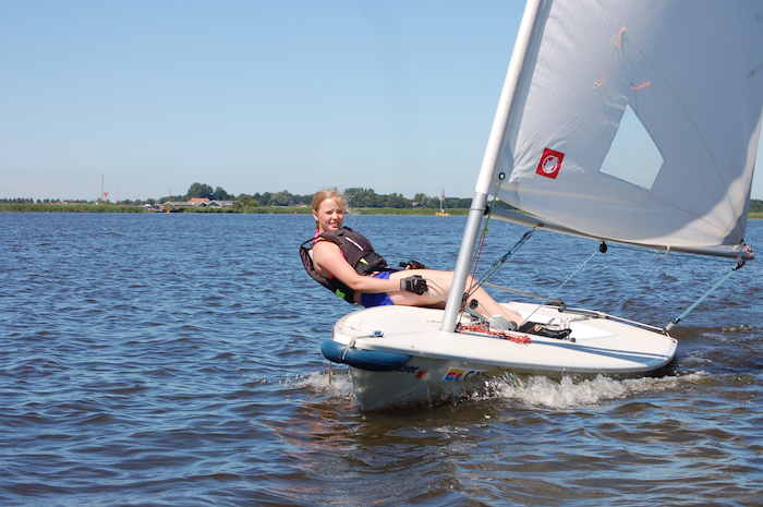 jeune fille en pleine pratique en colo voile