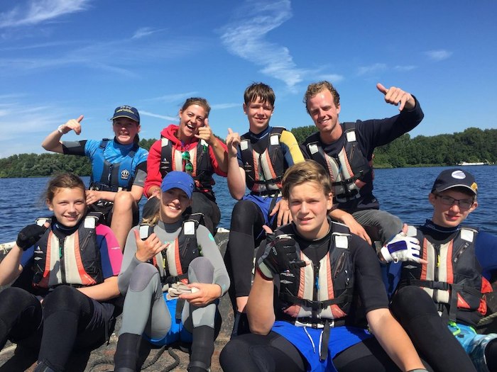 Groep jongeren tijdens jongerenvakanties 17 jaar staan op groepsfoto en kijken blij
