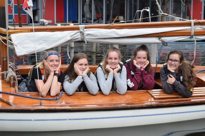Deelnemers vakantiekamp poseren met hoofd in de hand op vakantiekamp