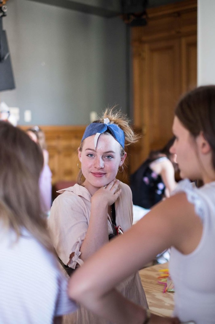 Meisje toont haar eigen creatie tijdens het fashionkamp in België.