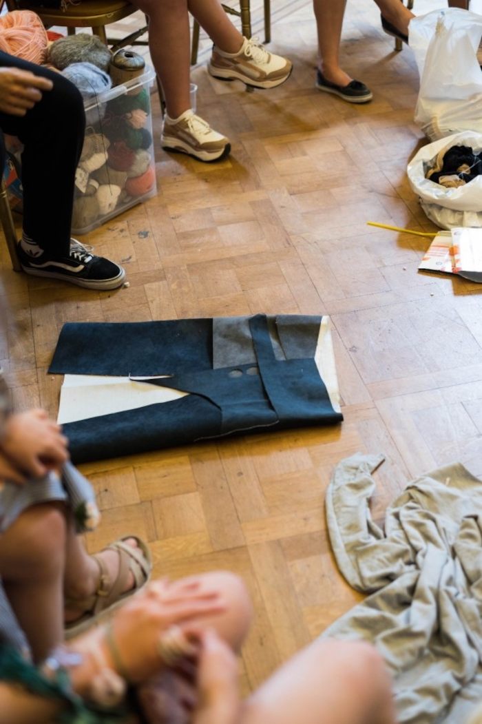 Jongeren leren naaien op zomerkamp in België.