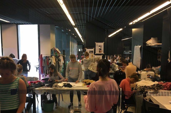 Jongeren aan het werk tijdens het fashionkamp in België.