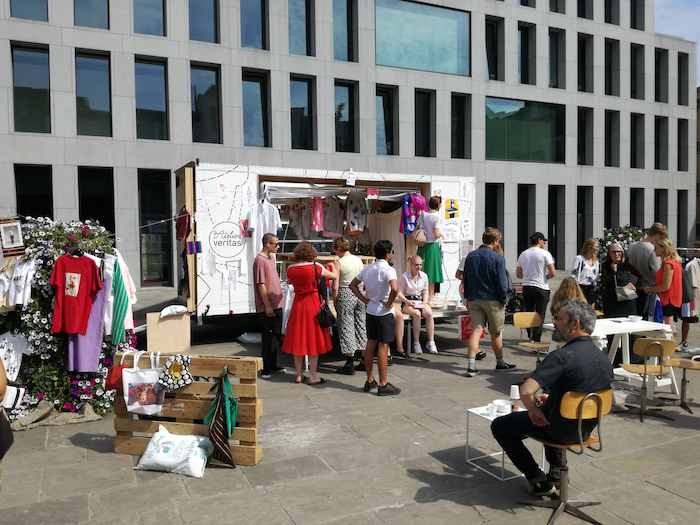 Tieners houden een pop-up winkel tijdens het fashionkamp.