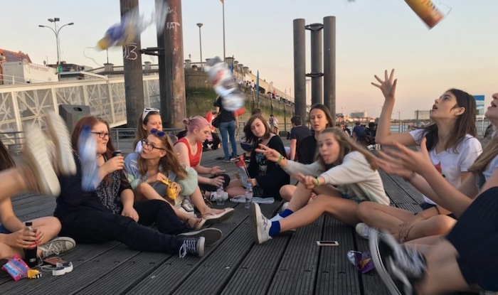 Op zomerkamp in België heeft deze groep meisjes pret.