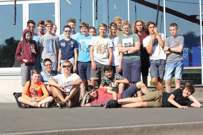 Groepsfoto van de robotkamp deelnemers in België.