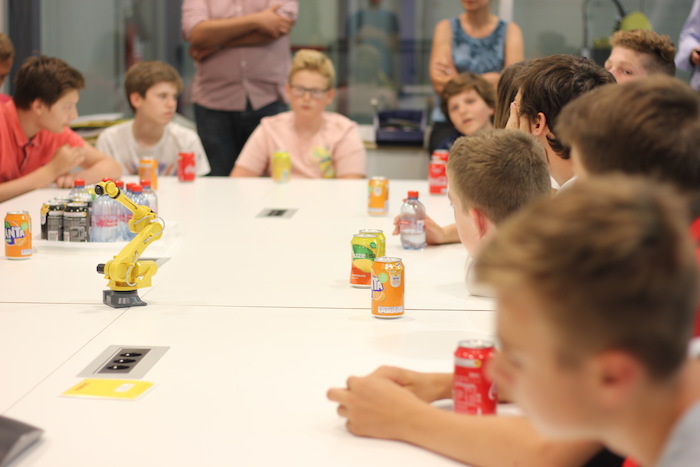 Jongens tijdens de pauze op zomerkamp in België.