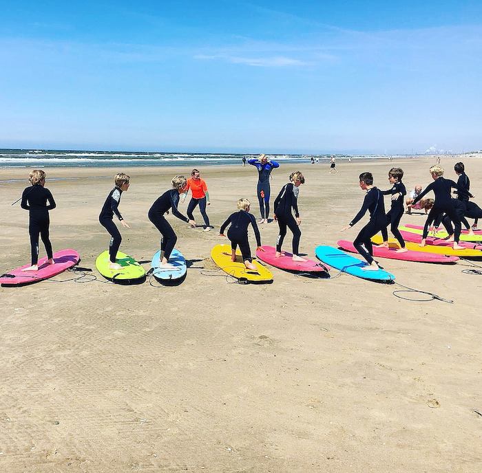 Surfles tijdens een surfkamp Zandvoort