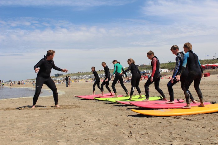 Kinderen krijgen surfles tijdens kampen zomer