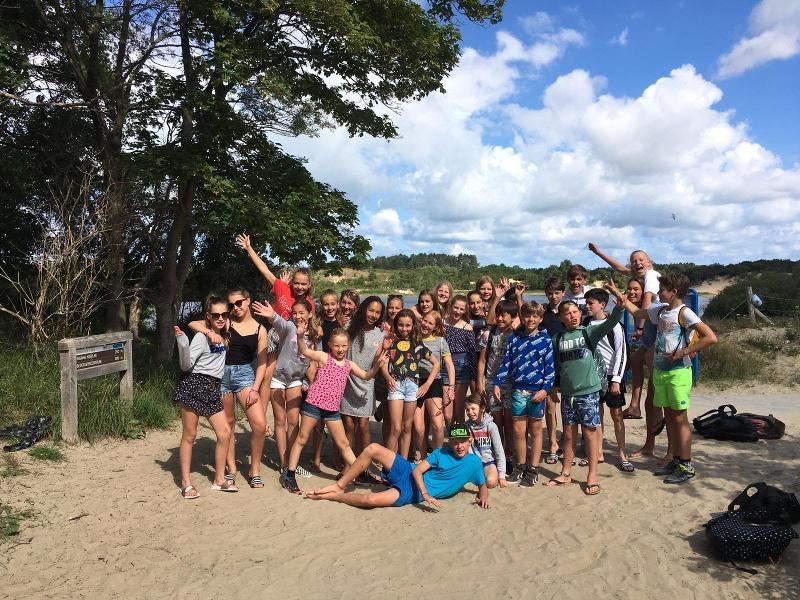 Een groepsfoto tijdens het surfkamp Zandvoort