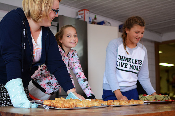 Meisjes zijn aan het bakken tijdens meidenkamp