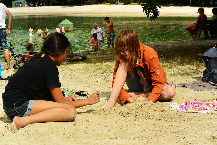 Meisjes op het strand tijdens het meidenkamp