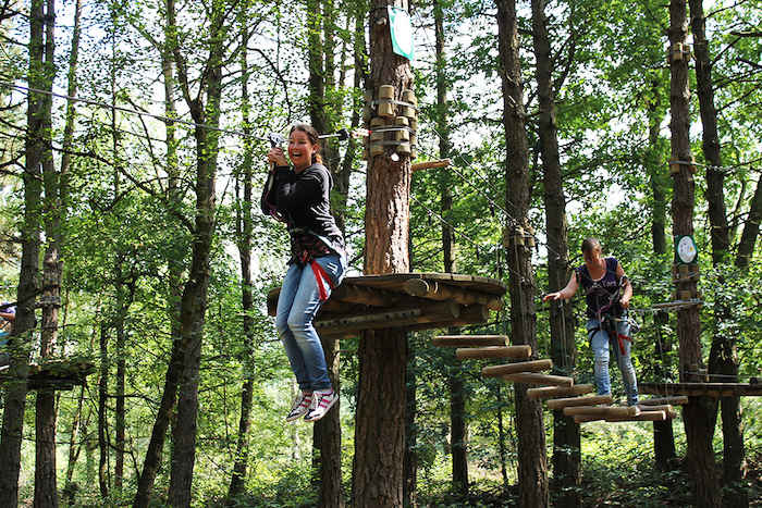 Meisje ziplined tijdens het meidenkamp