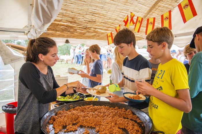 Als avondeten is er een buffet voor de jongerenreis.