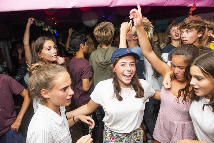 Er wordt hard gefeest en gelachen op jongerenreis in het buitenland.