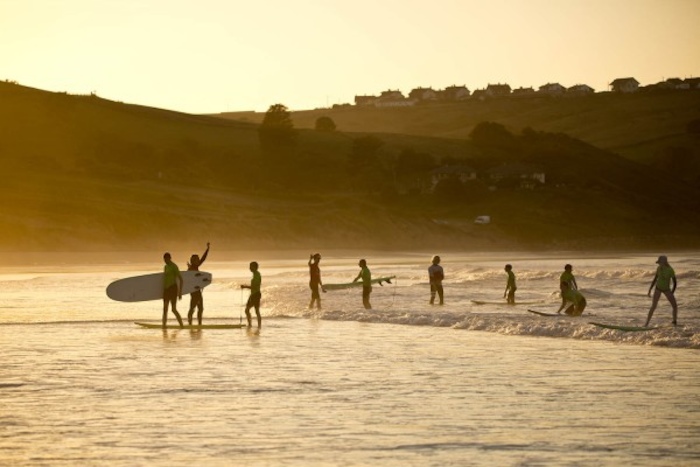 Jongeren surfen tijdens kamp krokusvakantie